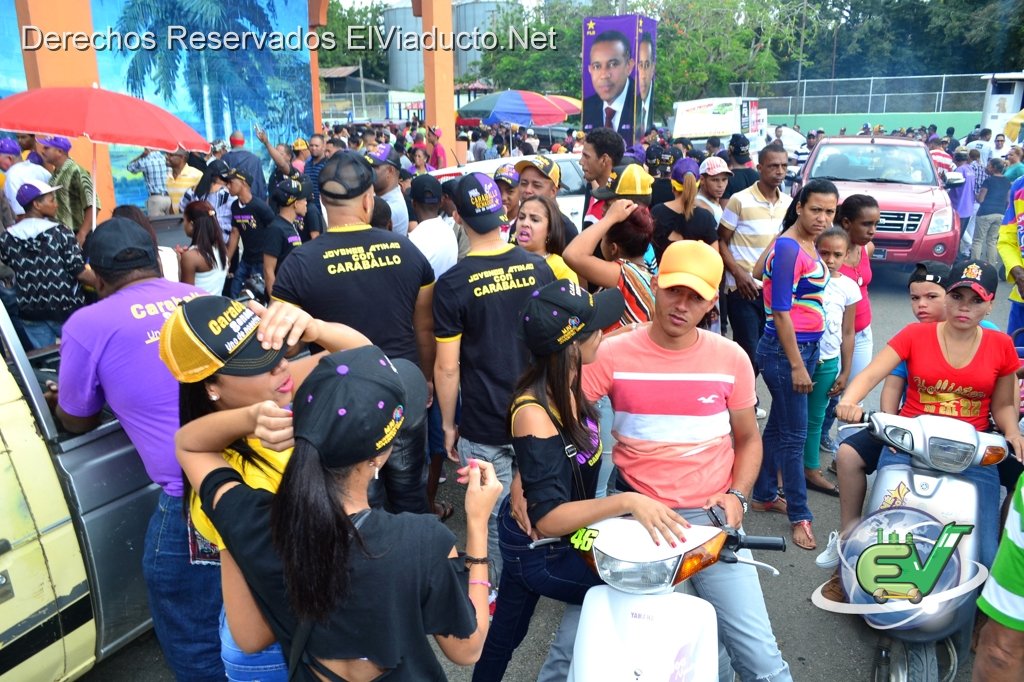 Personas fuera del bajo techo por la multitud